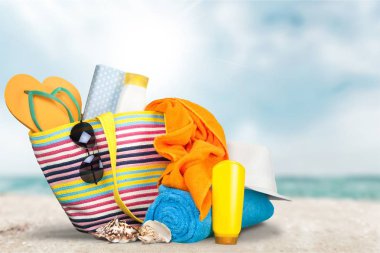 beach in, güneşlenme krem ve kumlu sahilde deniz kabuklarını çanta