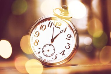 Vintage duvar saati görünümünü yakın çekim 