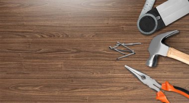 ahşap arka plan üzerinde farklı oluşturucu araçları 