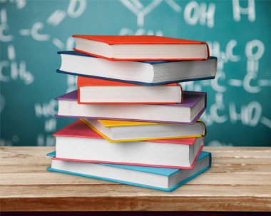 Arka plan bulanık üzerinde okul için kitap yığını