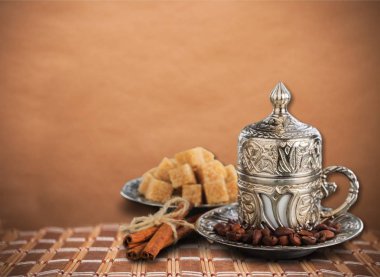 kahve vintage gümüş kavanoz ve tarçın 