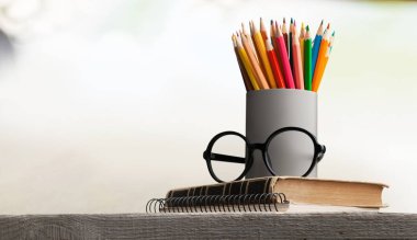 kitap, gözlük ve ileti örneği arka plan bulanık kitaplıktaki yığını 