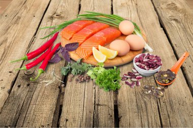 somon biftek ve ahşap masa, sebze yemek için malzemeler