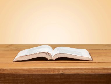 Arka planda izole bir tablo üzerinde açık kitap