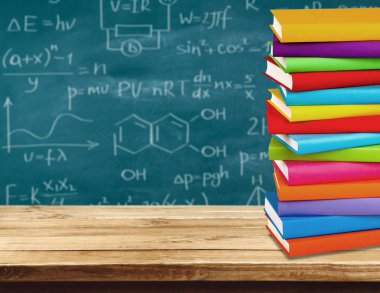 Okul yazı tahtası arka plan parlak kitap yığını 