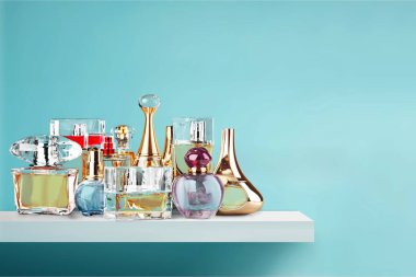 Aromatik parfüm şişeleri yakın çekim görüntüsü 