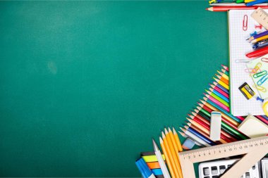 Okul kırtasiye kompozisyon mavi zemin üzerine