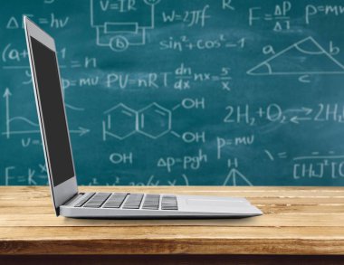 Arkaplanda boş ekran olan dizüstü bilgisayar