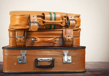 Eski bavulları yığını. Seyahat kavramı 