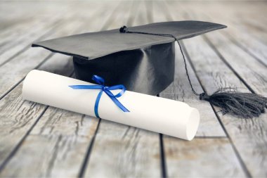 Mezuniyet şapkası ve diploması.