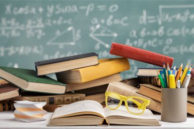 Kitaplar ve ileti örneği arka plan bulanık kitaplıktaki yığını 