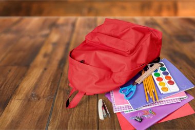 İleti örneği ve ahşap masa kitap ile okul sırt çantası