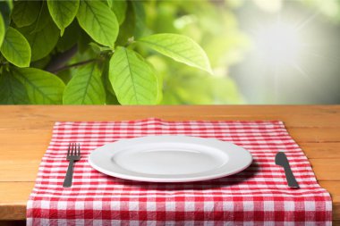 Beyaz tabak peçete, çatal ve bıçak