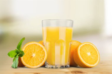 yakın çekim cam masada lezzetli taze portakal suyu