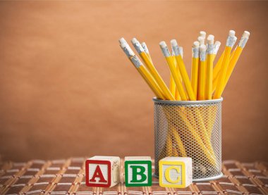 arka planda siliciler ile kalemler, yakın çekim görünümü 