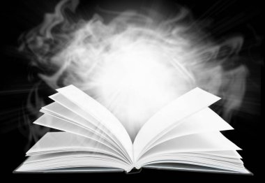 Açık renkli izole masada açık kitap 