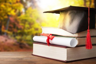 Mezuniyet şapka, diploma ve Kitaplar, yakından görmek yığınları