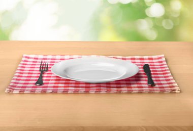 Beyaz tabak peçete, çatal ve bıçak