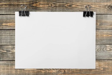 klipleri ahşap plakalar arka plan beyaz boş kağıt