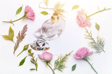 Aromatik parfüm şişe ve pembe çiçekler 