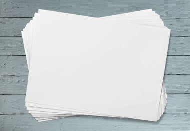 Arka planda kartvizit yığınları 