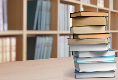 Vintage yığını kitaplığında arka plan üzerine kitaplar. 