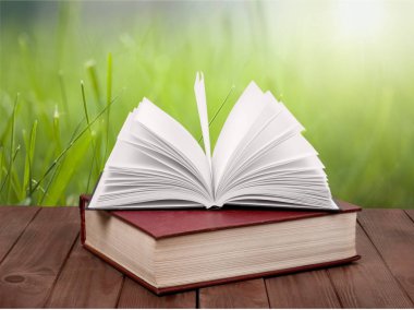 Eski kitapların yığını, görünümü yakın