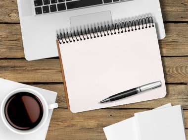  Smartphone, kahve fincanı, defter ve kalem masa üzerinde