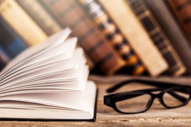 Açık kitap ve gözlük yakından görmek