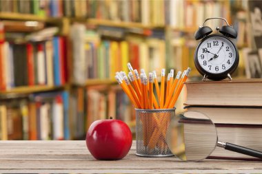 kitap, kalem ve çalar saat kitaplığı, eğitim arka plan üzerinde elma