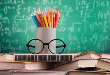 Kitaplar ve ileti örneği arka plan bulanık kitaplıktaki yığını 