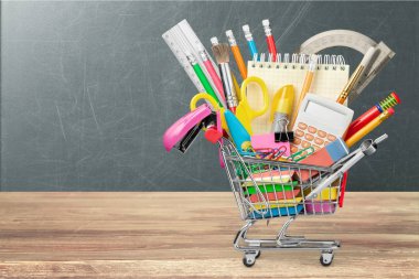 Alışveriş sepeti içinde okul Kırtasiye kompozisyon