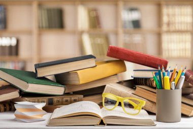 Kitaplar ve ileti örneği arka plan bulanık kitaplıktaki yığını 