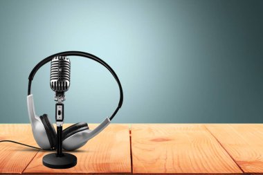 Retro tarzı mikrofon ve kulaklık üzerinde ahşap masa