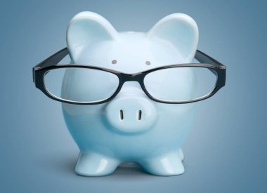 kumbara kavramı kaydetmek gözlük takıyor 