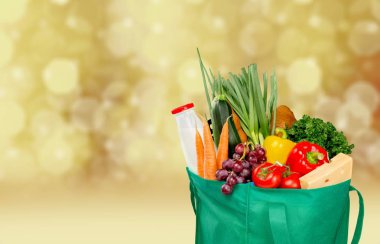 Arka plan üzerinde izole bakkal ürünleri ile alışveriş çantası