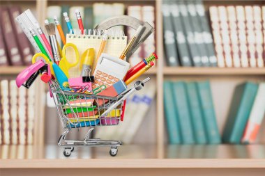 Alışveriş sepeti içinde okul Kırtasiye kompozisyon 