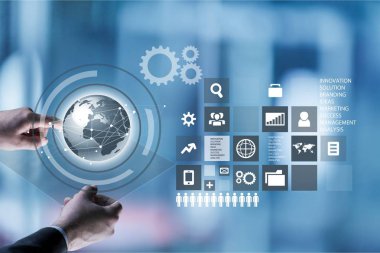 Dijital simgeleri kullanarak adamın yakın çekim görünümü