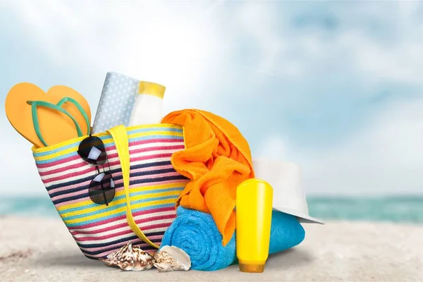 Tasche Mit Strandsachen Sonnencreme Und Muscheln Sandstrand — Stockfoto