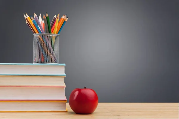 Pilha Livros Lápis Maçã Vermelha Educação Aprendizagem Fundo — Fotografia de Stock