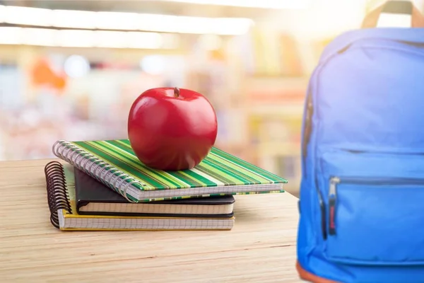 Zaino Scuola Mela Libri Tavolo Legno — Foto Stock