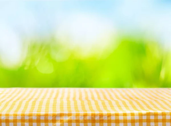 空のテーブルに黄色い布ナプキン — ストック写真