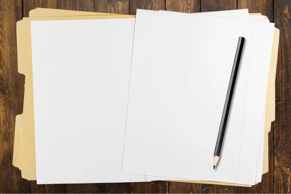 Beyaz Boş Kağıt Sayfalarının Ahşap Masa Üzerine Kalem — Stok fotoğraf