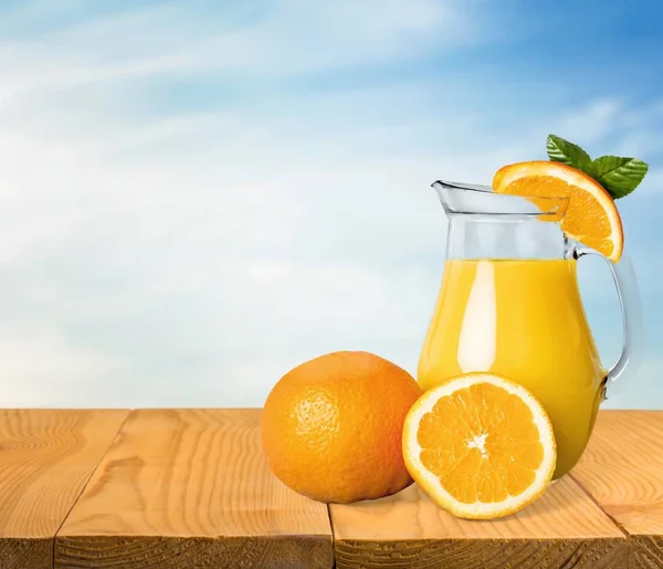 桌上玻璃上新鲜可口橙汁的特写 — 图库照片