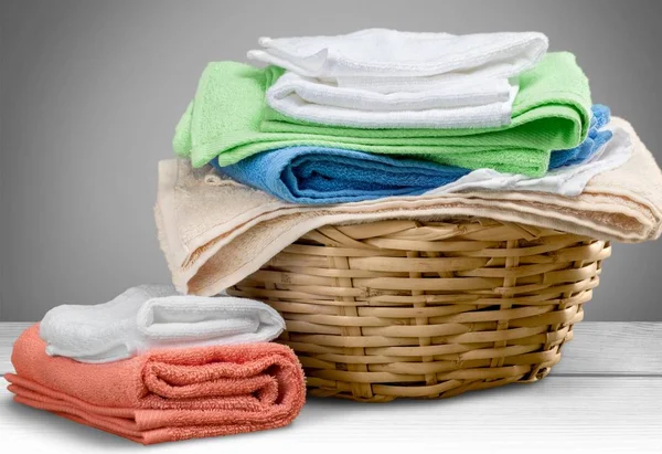 Stapel Donzige Handdoeken Lichte Achtergrond — Stockfoto