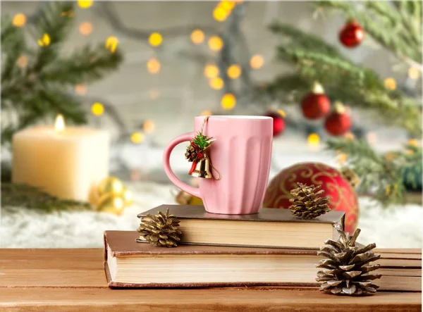 Buch. Weihnachtstee auf Büchern — Stockfoto