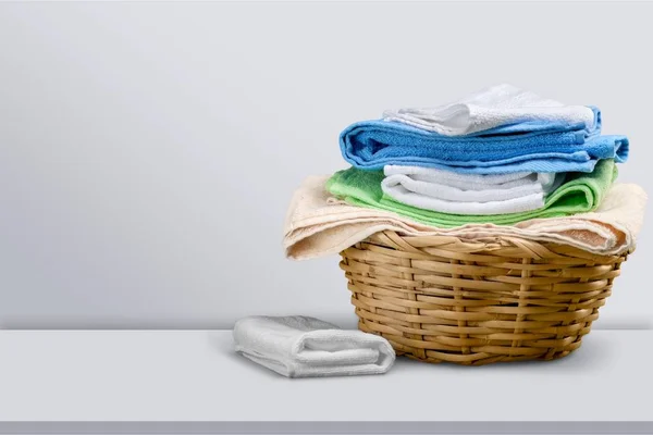 Haufen Flauschige Handtücher Und Weidenkorb — Stockfoto