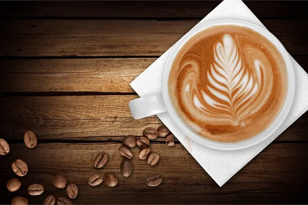 Filiżanka Kawy Latte Art Ziarna Kawy Drewnianym Stole — Zdjęcie stockowe