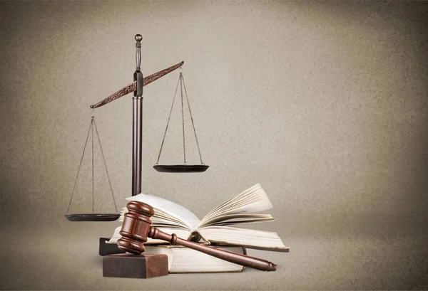 法の概念 法律小槌 木製のテーブルのスケール — ストック写真