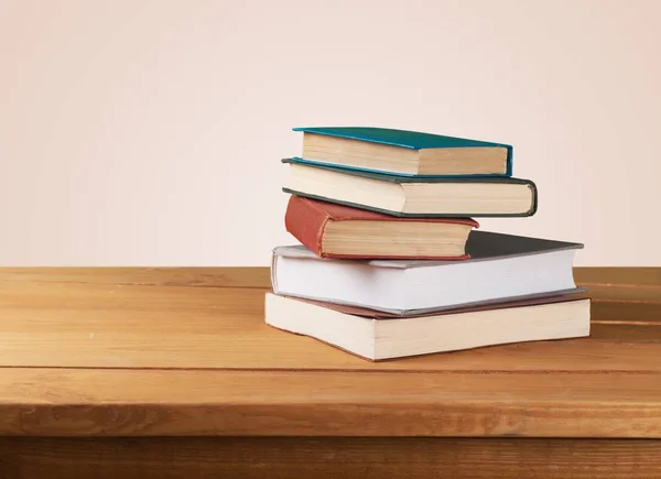 Großer Bücherstapel Auf Holztisch — Stockfoto